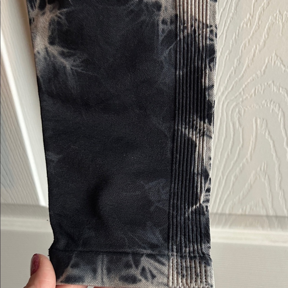 Navy and White Tie-Dye Leggings - Picture 5 of 9